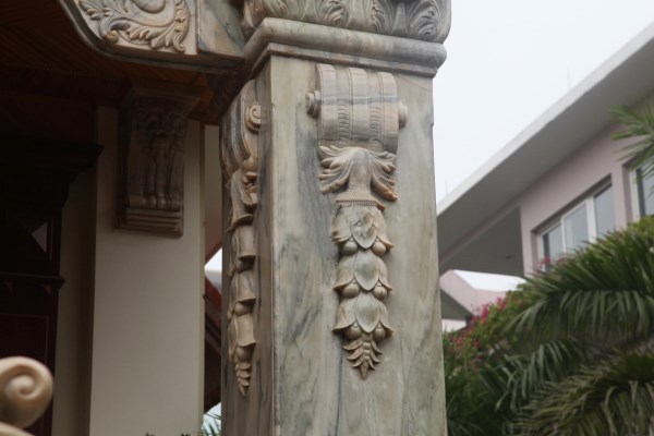 Các cây cột ở trong ngôi biệt thự được ốp đá tự nhiên