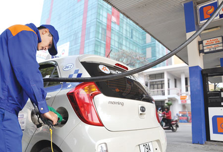 Theo các doanh nghiệp vận tải, do giá xăng dầu tăng đột biến nhưng giảm nhỏ giọt nên không thể giảm giá cước vận tải Ảnh: Dương Linh