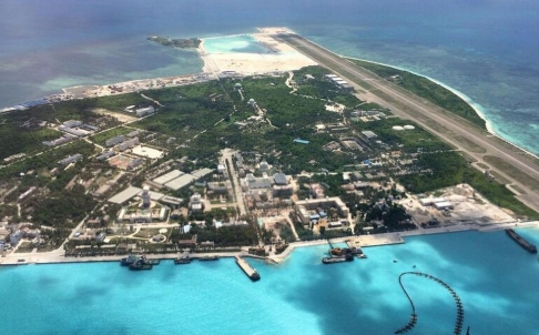 Sân bay quân sự do Trung Quốc xây dựng trái phép trên đảo Phú Lâm của Việt Nam nhìn từ trên cao.