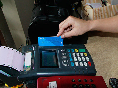 Cần cẩn trọng trong thanh toán khi dùng thẻ tín dụng  Ảnh: Hoàng Triều