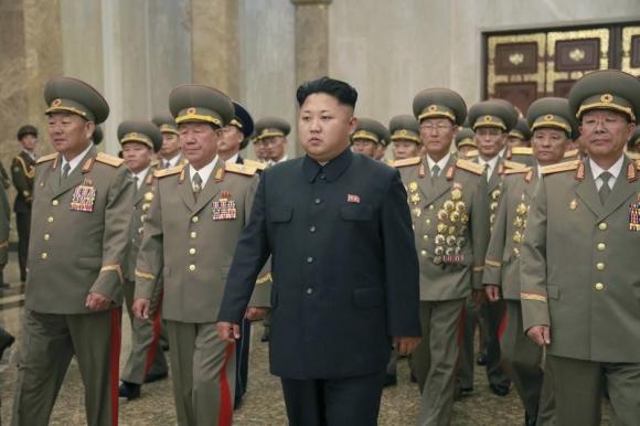 Nhà lãnh đạo Kim Jong-un và các quan chức viếng lăng Kumsusan hôm 27/7.