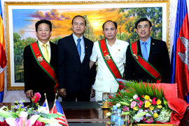 Lãnh đạo SHB được Quốc vương Campuchia trao tặng Huân chương hàm Đại tướng quân