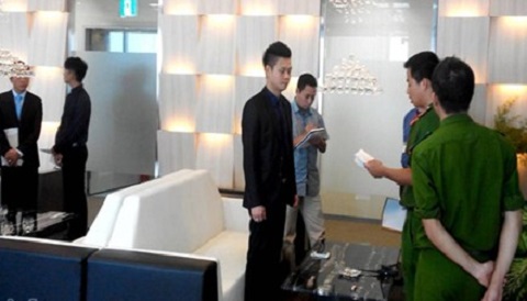 Lực lượng chức năng khám xét trụ sở của Công ty Khải Thái đặt tại tầng 18 tòa nhà Lotte 