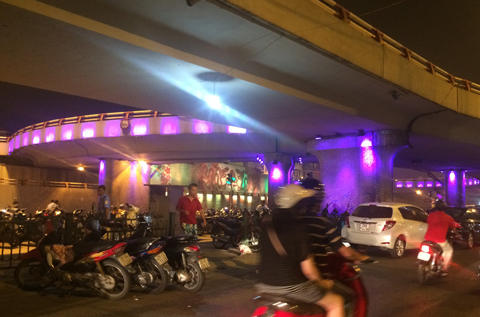 Phố đi bộ Hà Nội: Hàng quán tràn ngập từ vỉa hè đến lòng đường