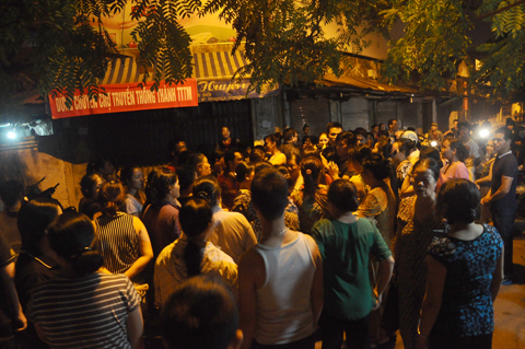 Hà Nội: Tiểu thương tập trung trong đêm phản đối xây trung tâm thương mại