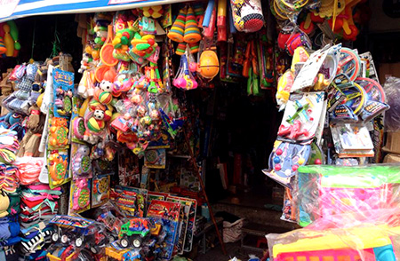 Những món đồ chơi trẻ em có nguồn gốc từ Trung Quốc đang chiếm lĩnh thị trường đồ chơi tại các chợ