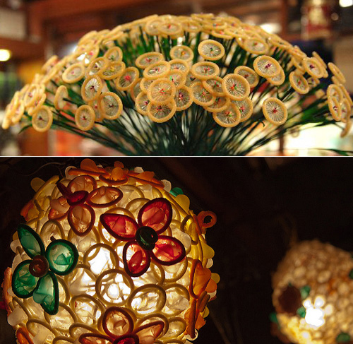 Đèn và hoa trang trí đều làm từ bao cao su