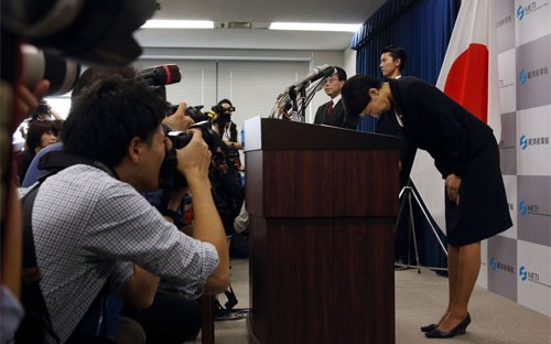 Thủ tướng Nhật bối rối vì hai nữ bộ trưởng cùng từ chức