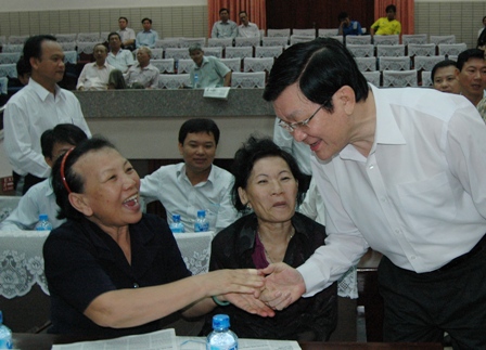 Chủ tịch nước Trương Tấn Sang tiếp xúc cử tri quận 4, TPHCM