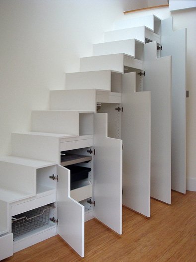 Kiểu thiết kế này không những tiện lợi lại còn rất thẩm mỹ cho không gian bên dưới cầu thang