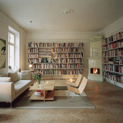 Sofa và ghế dài là giải pháp cho những tư thế đọc sách khác nhau. Ảnh minh họa
