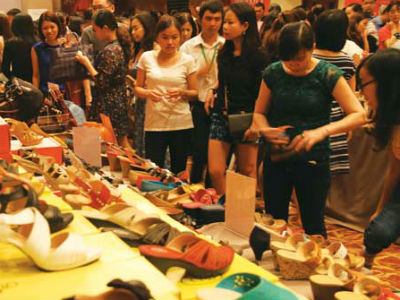 ‘Đại tiệc’ hàng hiệu giảm giá 50% ở Hà Nội