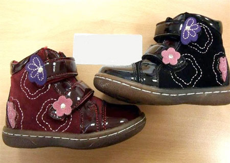 Các mẫu giày dép trẻ em Trung Quốc có nguy cơ gây ngạt thở cao. Ảnh minh họa