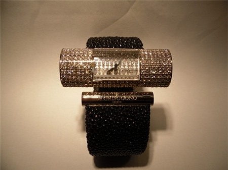 Chiếc đồng hồ gắn kim cương được trưng bày tại Lynk High Jewelry Diamond Boutique