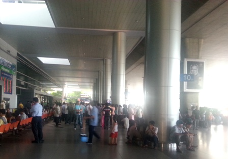 Hành khách ngồi la liệt chờ đón người thân, bạn bè tại ga quốc tế Tân Sơn Nhất