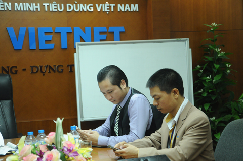 Đại diện phía Công ty Cổ phần Liên minh tiêu dùng Việt Nam làm việc với cơ quan chức năng