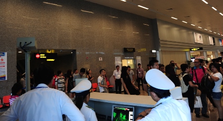 Đo thân nhiệt cho hành khách tại sân bay quốc tế Đà Nẵng nhằm kiểm soát dịch Ebola