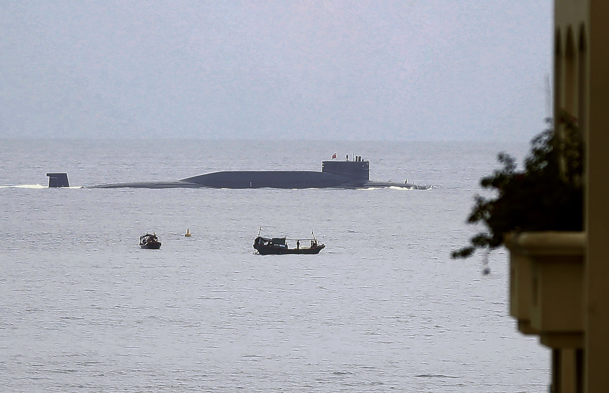 Một tàu ngầm hạt nhân của Trung Quốc đi qua vịnh Yalong tại Tam Á.