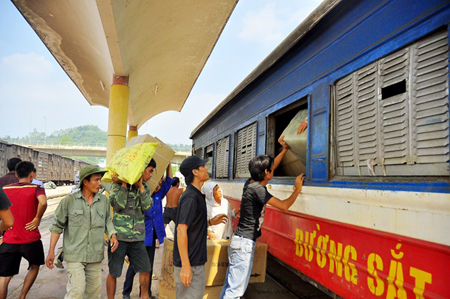 Đưa hàng lậu lên toa khách tàu Đồng Đăng - Hà Nội bằng cửa sổ. Ảnh Thành An