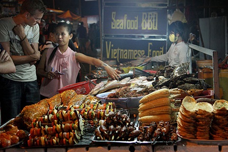 Hải sản tươi ngon ở chợ đêm Dinh Cậu hấp dẫn du khách nước ngoài