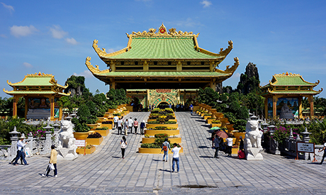Lung linh đền thờ dát vàng độc nhất tại Việt Nam