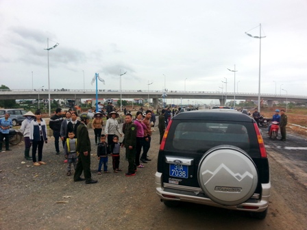 Dân kéo nhau lên công trường khi Bộ trưởng Thăng tới kiểm tra dự án.