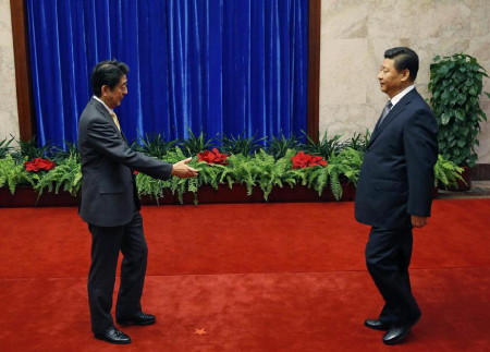Thủ tướng Nhật Shinzo Abe (trái) đã phải ngồi chờ để gặp Chủ tịch Trung Quốc Tập Cận Bình