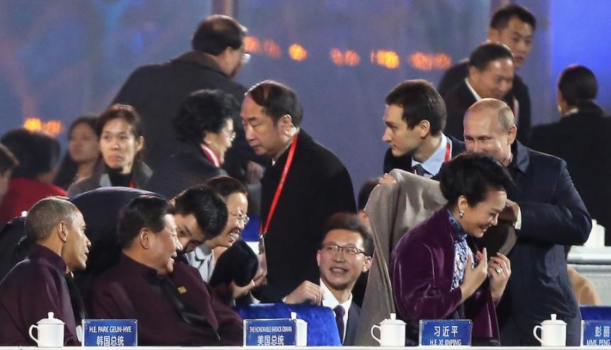 Tổng thống Nga khoác áo cho đệ nhất phu nhân Trung Quốc