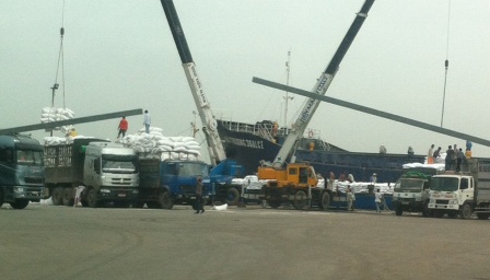Hoạt động chất hàng lên xe quá tải ở các cảng nội địa