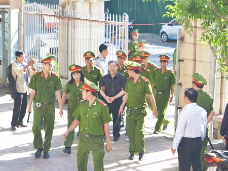 Sơn đang được lực lượng hỗ trợ tư pháp dẫn giải vào TAND tỉnh Khánh Hòa lúc 8h15 sáng nay 11/11.