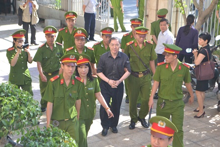 Dương Chí Dũng xuất hiện trong phiên xử thuộc cấp tại Khánh Hòa