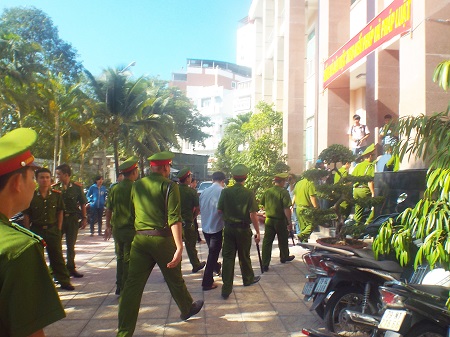 Lực lượng hỗ trợ tư pháp áp giải các bị cáo vào tòa.