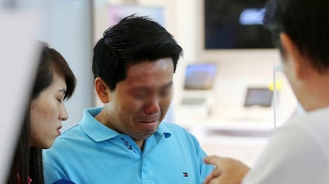 Khách hàng người Việt khóc mếu sau khi ký vào gói bảo hành iPhone 6