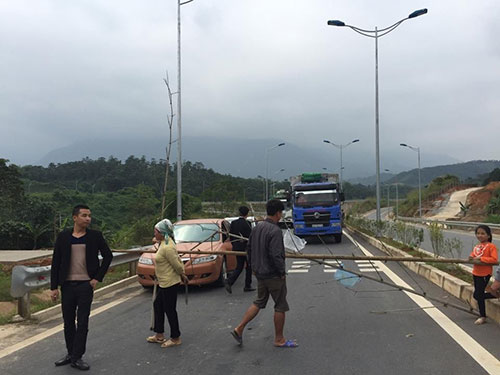 Người dân chặn đường cao tốc Nội Bài- Lào Cai ngày 14-11. Ảnh: Thanh Phong