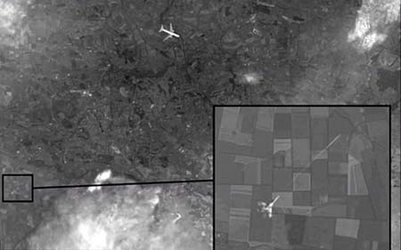 Hình ảnh vệ tinh được cho rằng ghi lại cảnh tượng MH17 bị trúng tên lửa không đối không