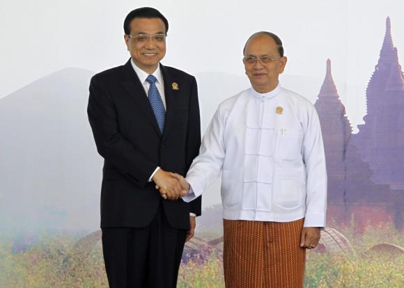 Thủ tướng Trung Quốc Lý Khắc Cường bắt tay Tổng thống Myanmar tại Naypyitaw hôm 13/11.