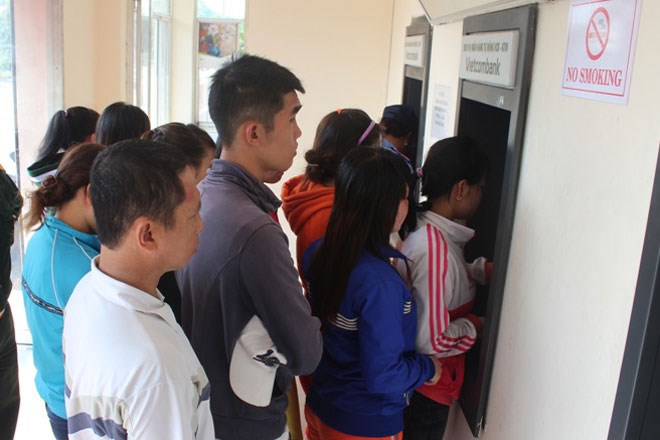 Công nhân xếp hàng rút tiền tại quầy thẻ ATM ở KCN Biên Hòa 1.