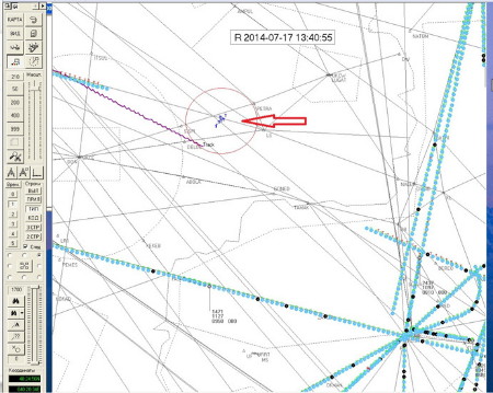 Bản đồ radar với chấm xanh là máy bay lạ, đường màu tím là lộ trình của MH17