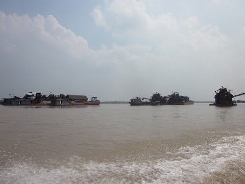 Hình ảnh các tàu hoạt động khai thác cát trái phép tại huyện Phúc Thọ vào thời điểm tháng 9/2014