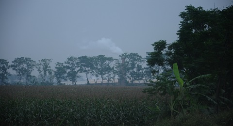 Khói từ các lò gạch nhả lên bầu trời tại khu vực huyện Phúc Thọ (Hà Nội)
