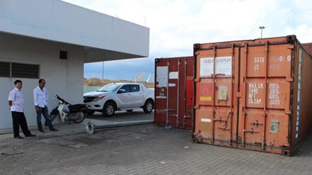 Máy biến thế và dầu biến thế nhiễm PCB được đóng trong các container. 
