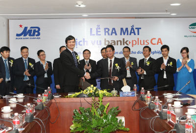Phó Tổng Giám đốc MB Hoàng Thế Hưng (bên trái) kí kết thỏa thuận hợp tác với ông Phùng Văn Cường – PTGĐ Tổng công ty viễn thông Viettel.