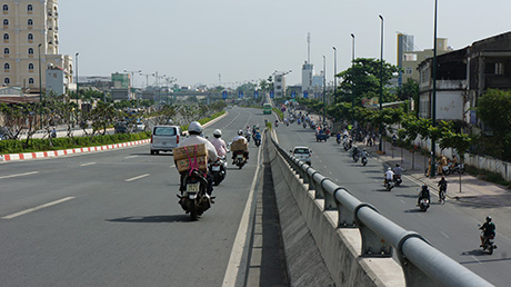 Đường Phạm Văn Đồng được xem là đoạn đường nội đô đẹp nhất Sài Gòn 