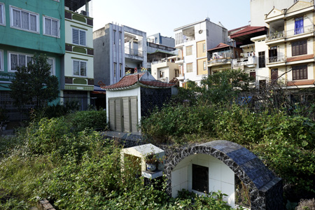Một nghĩa trang gần khu dân cư tại phường Thanh Liệt, huyện Thanh Trì.