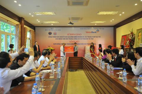 Chủ tịch HĐQT VietinBank Nguyễn Văn Thắng trao tài trợ cho BV Nhi TW.
