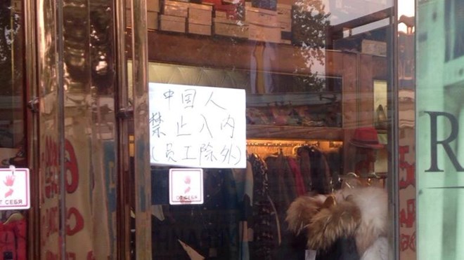 Cửa hàng quần áo ở Bắc Kinh đề biển cấm người Trung Quốc