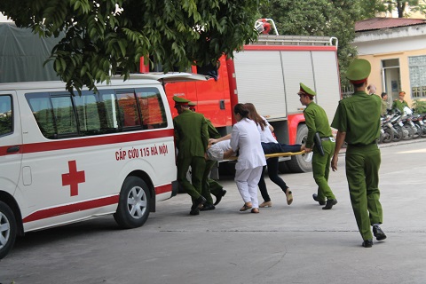 Sau khi đưa bệnh nhân vào thùng, xe cấp cứu nhanh chóng chở đến bệnh viện