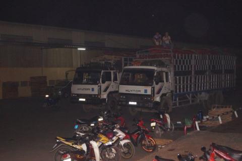 Các xe tải lấy cà phê trong kho của công ty Trường Ngân vào tối 28/11. Ảnh: Tuổi trẻ