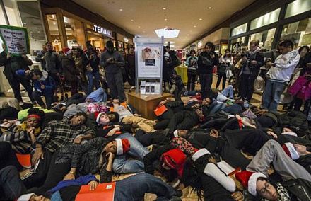 Người biểu tình nằm giả chết tại một trung tâm mua sắm.