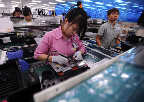 Việc Samsung vào Việt Nam đã giúp Hàn Quốc trở thành quốc gia dẫn đầu trong số 60 quốc gia 
và vùng lãnh thổ có dự án đầu tư tại Việt Nam. Trong ảnh: Nhà máy sản xuất điện thoại của Samsung ở Bắc Ninh Ảnh: LINH ANH